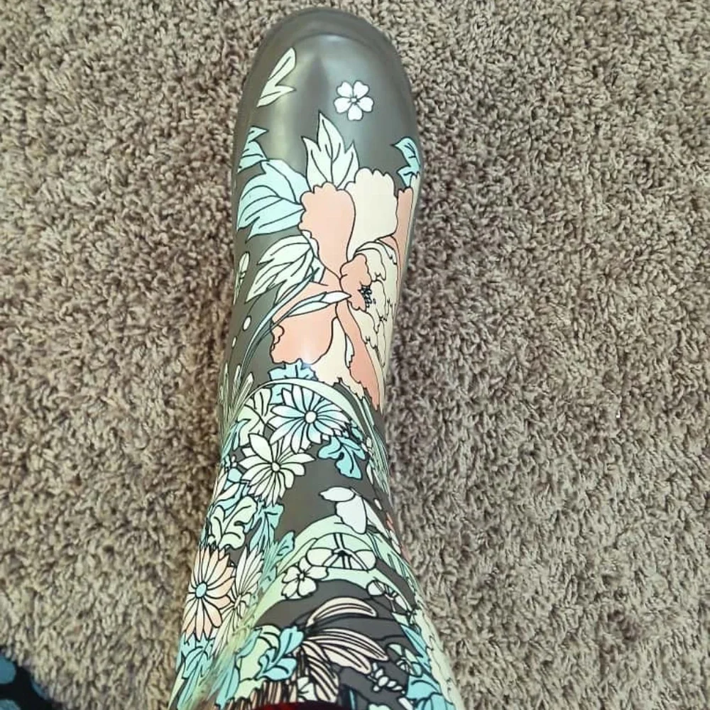 Sakroots Women’s Floral Print Rain Boots Size 6.
